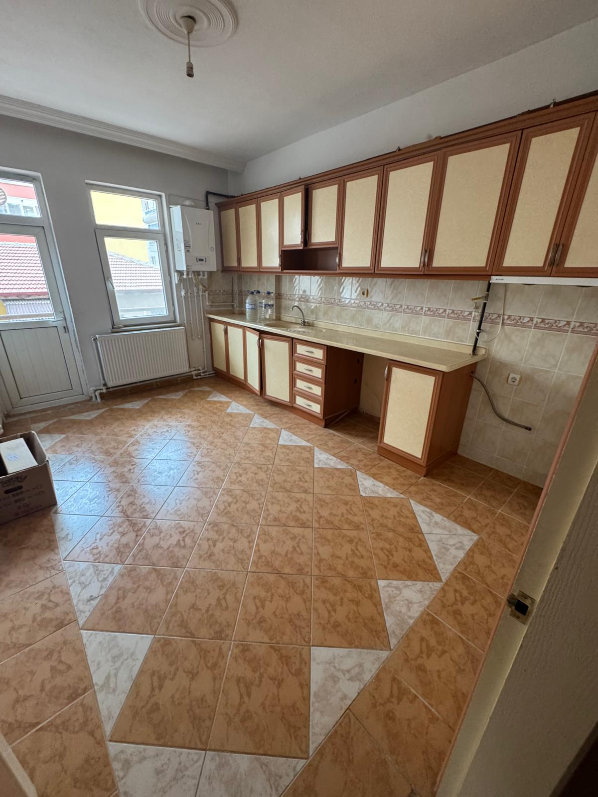 ABBAS MAHALLESİ  3+1 150  M2 ARA KAT 