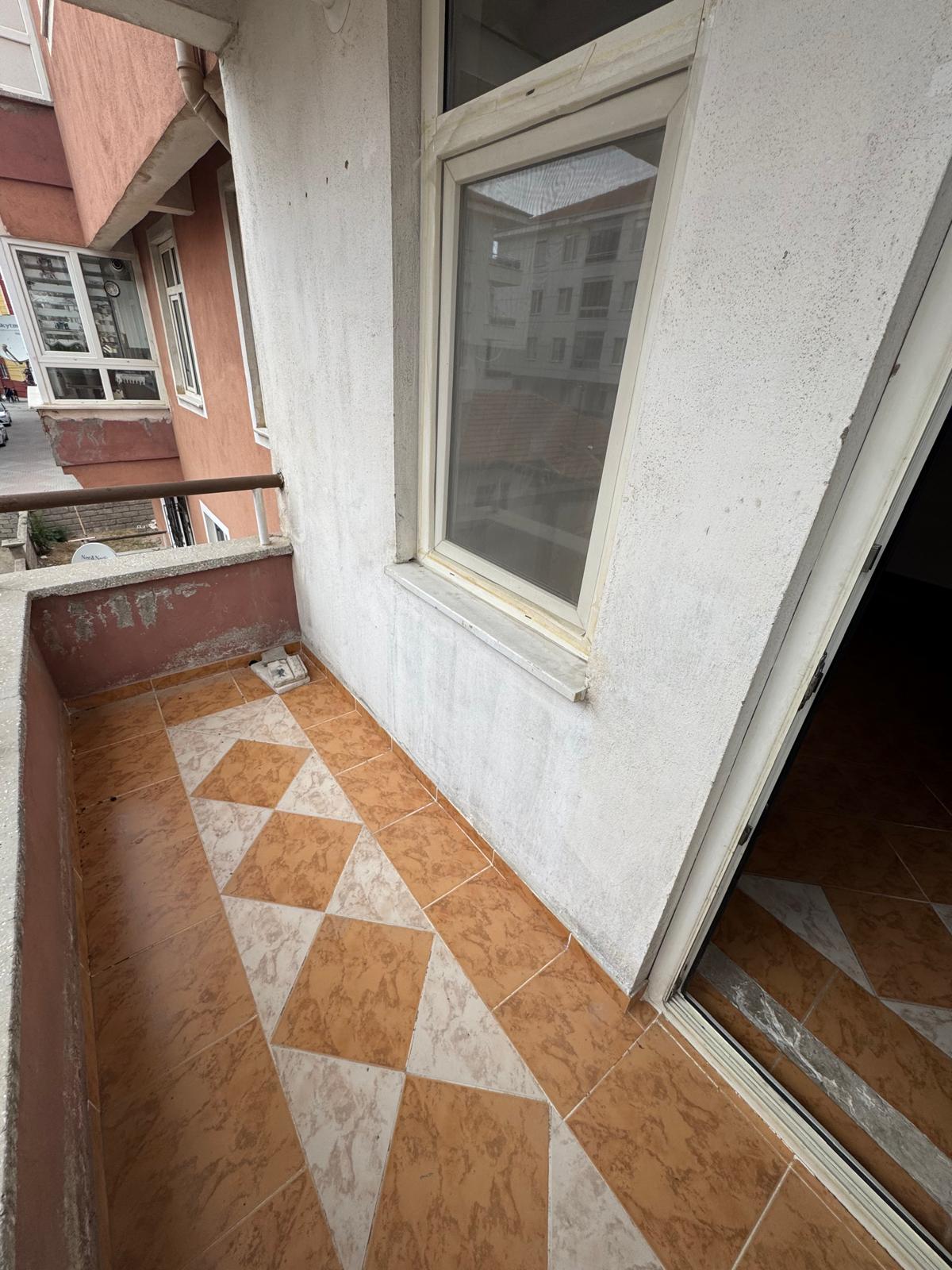 ABBAS MAHALLESİ  3+1 150  M2 ARA KAT 