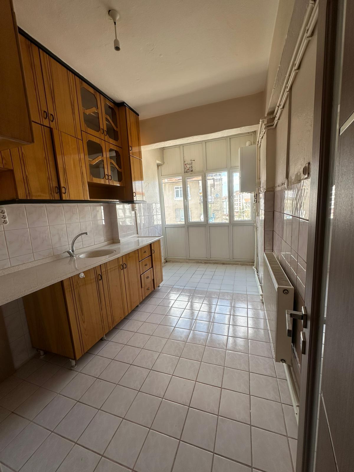 KİRİŞÇİ MAHALLESİNDE  3+1 DEN BOZMA 2+1  130M2  (ARA KAT)  4 KATLININ 3 KATI