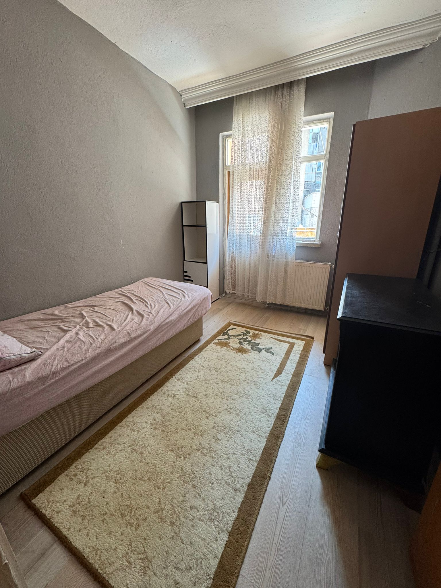 FENARİ MAHALLESİNDE   ÇARŞI MERKEZDE  1+1 GENİŞ  BAGIMSIZ MUTFAK