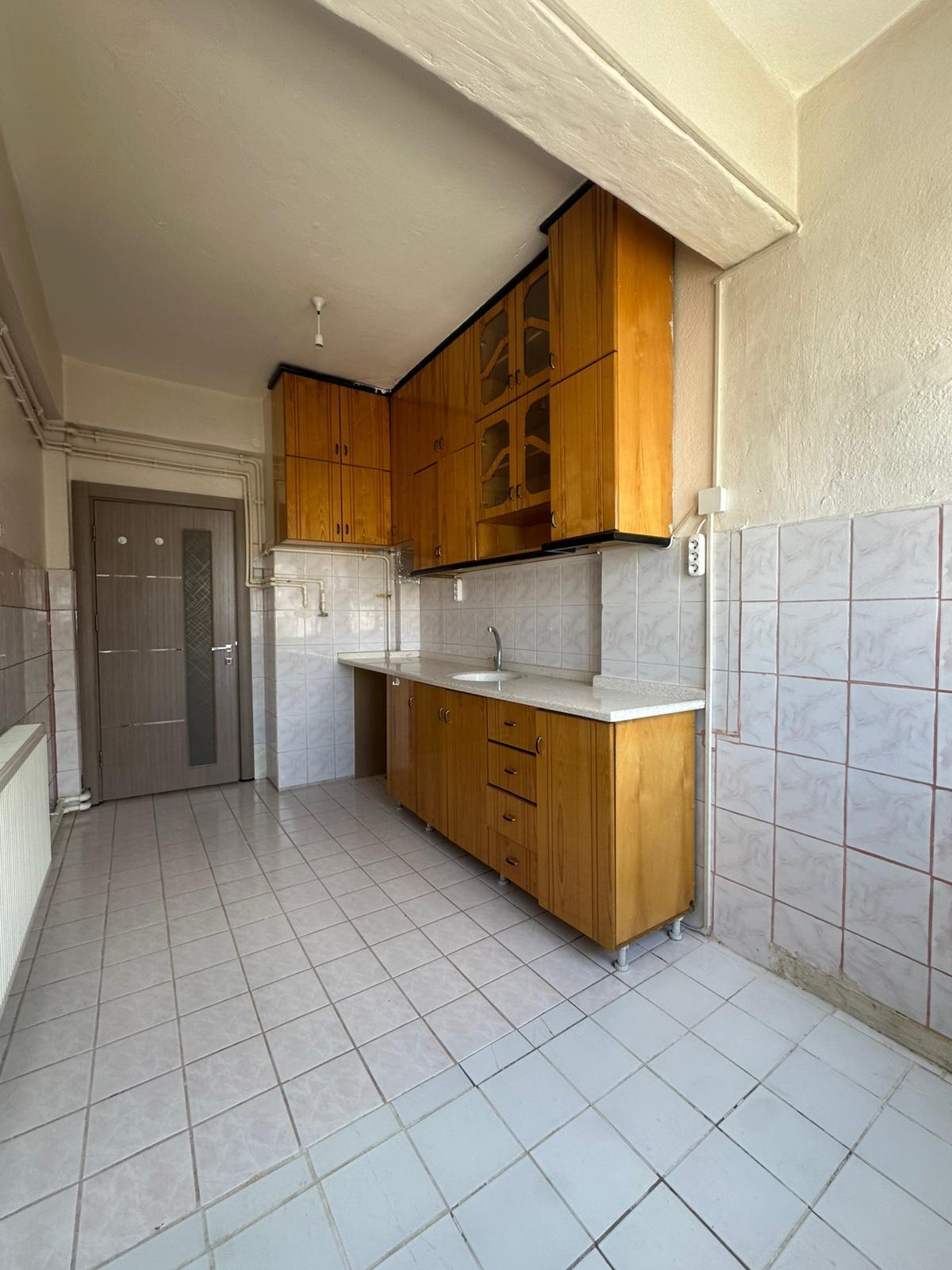 KİRİŞÇİ MAHALLESİNDE  3+1 DEN BOZMA 2+1  130M2  (ARA KAT)  4 KATLININ 3 KATI