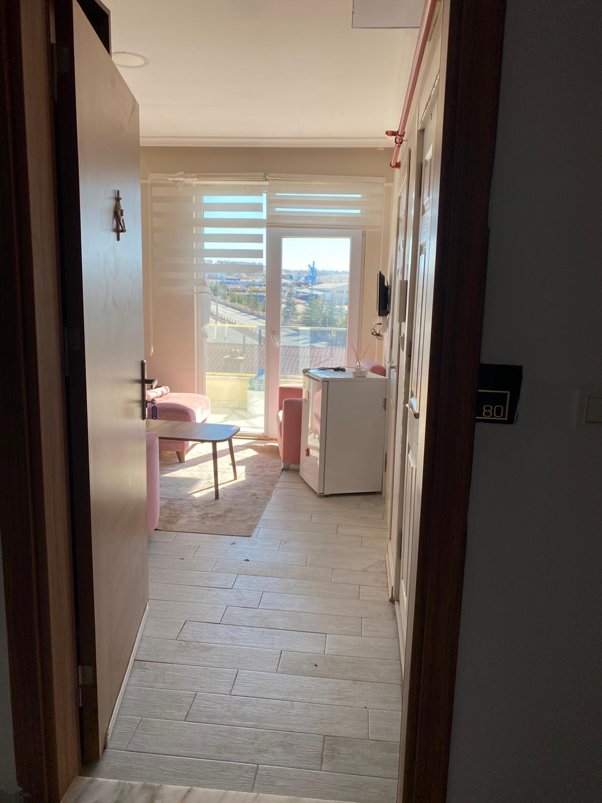 1+1 GENİŞ  BALKONLU  ÜNİVERSİTE KARŞISINDA  SİTE İÇERİSİNDE YÖNETİMLİ