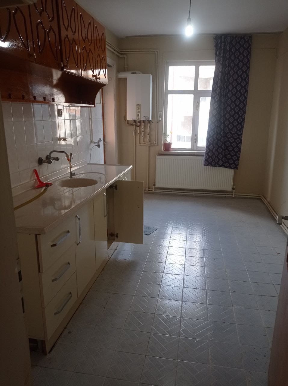 ALACASULUK MAH  3+1 140M2  GÜNEY CEPHELİ  ZEMİN ÜSTÜ 1 KAT (ARA KAT)