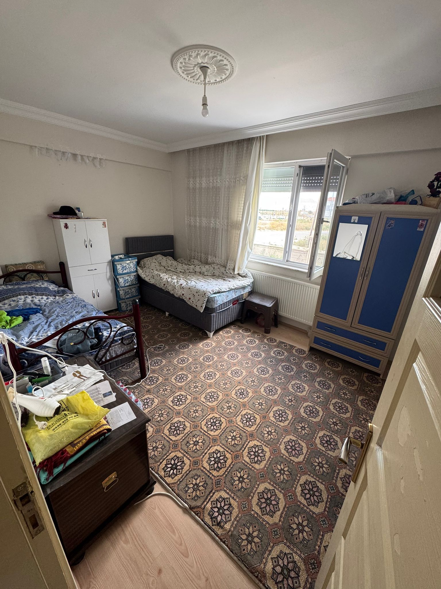 SÜMER MAHALLESİNDE  3+1    160M2  5 KATLININ 1 KATI  2 KAPALI BALKON