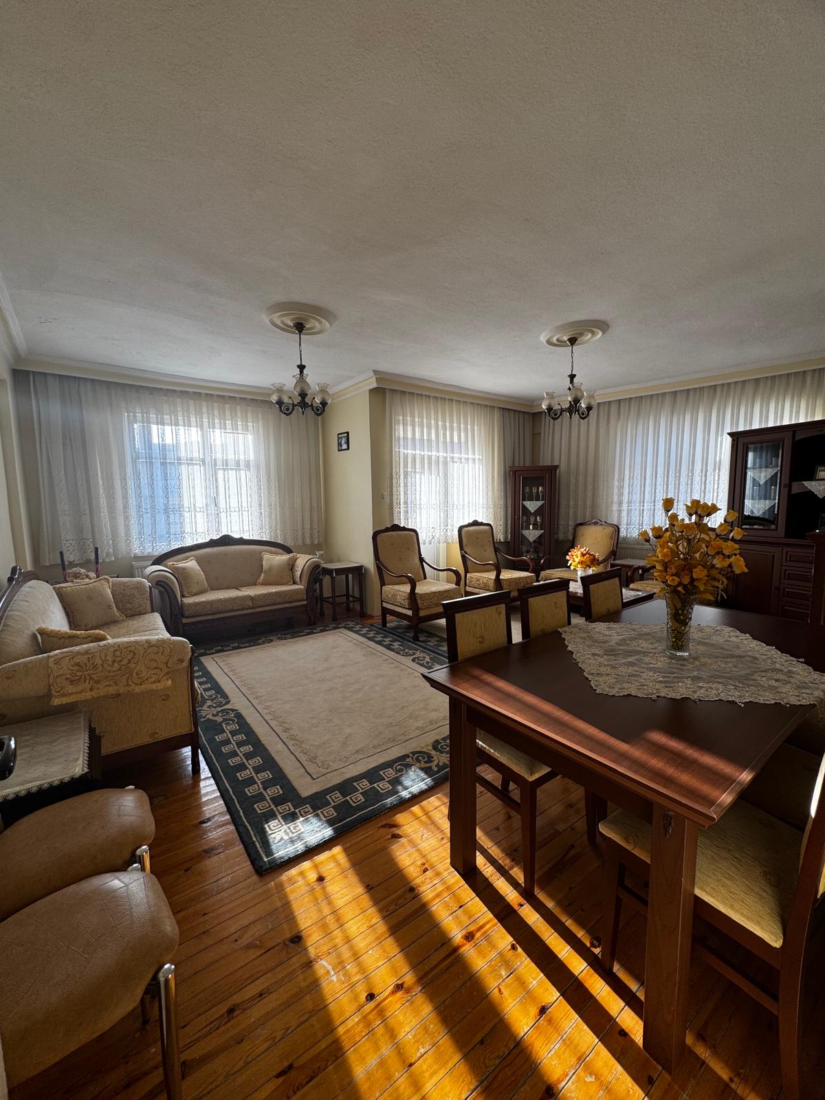 AHİOSMAN MAHALLESİNDE 6+2  260M2  SATILIK DAİRE