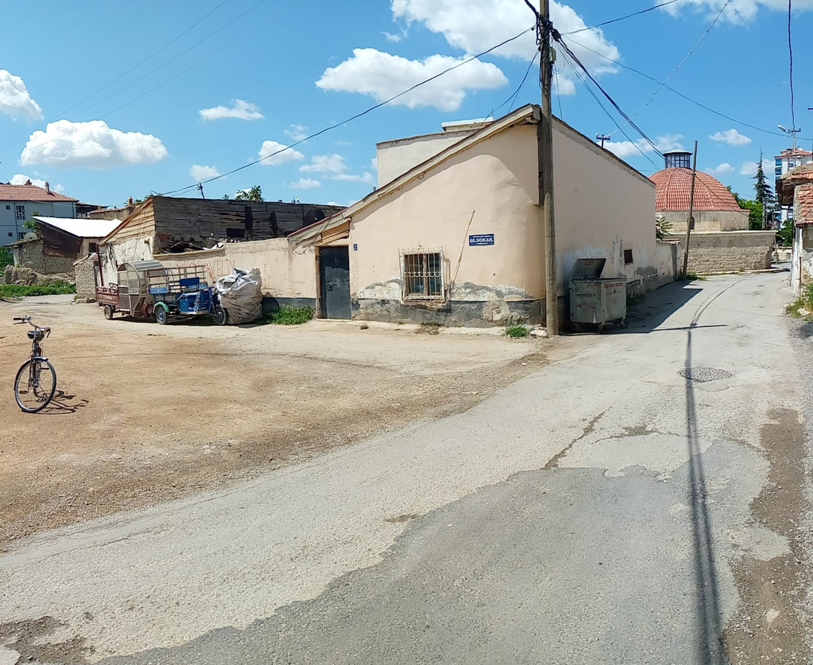 MANSURDEDE MAHALLESİNDE SATILIK  AVLULU KERPİÇ MÜSTAKİL EV