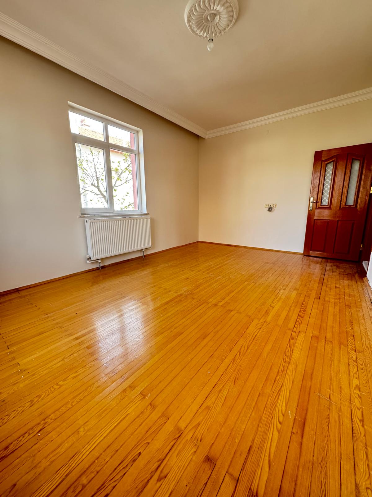 BEYAZKENT MAHALLESİNDE  2+1  135 M2 ARA KAT