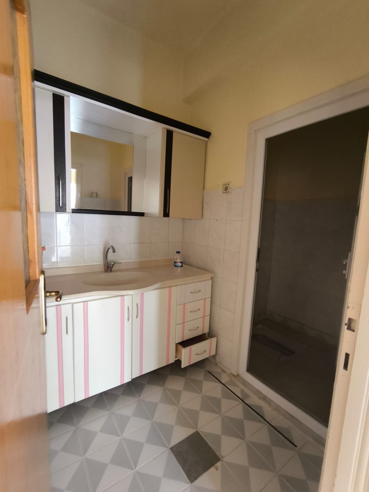 KİRALIK DAİRE  GEVHER HATUN MAHALLESİNDE  3+1 135 M2 DAİRE