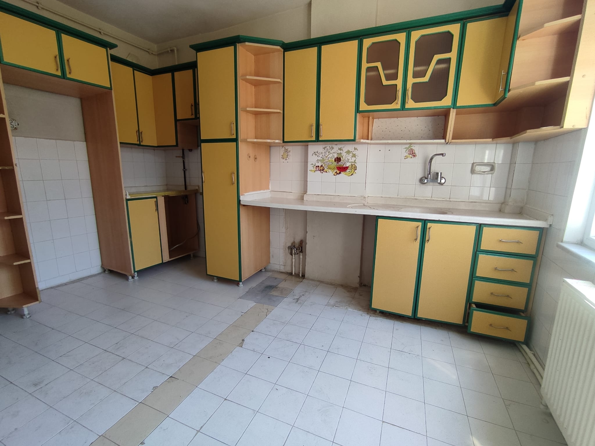 CUMARSİ PAZARI CİVARINDA  3+1 150 M2  ARA KAT