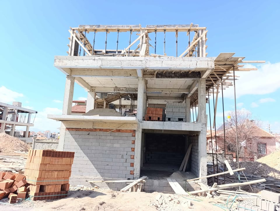 DEVLET HASTANESİ KARŞISINDA