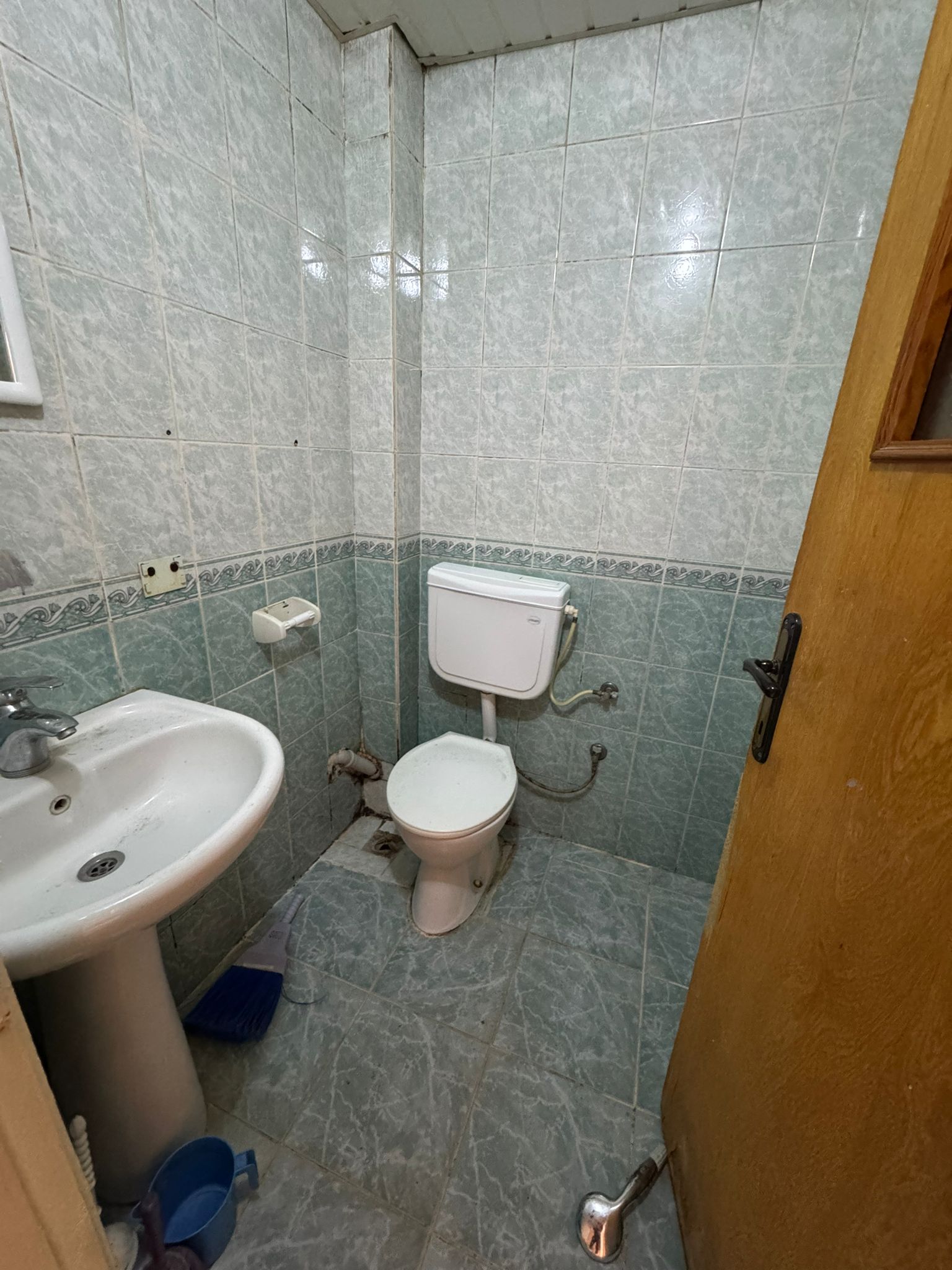 FENARİ MAHALLESİNDE   ÇARŞI MERKEZDE  1+1 GENİŞ  BAGIMSIZ MUTFAK