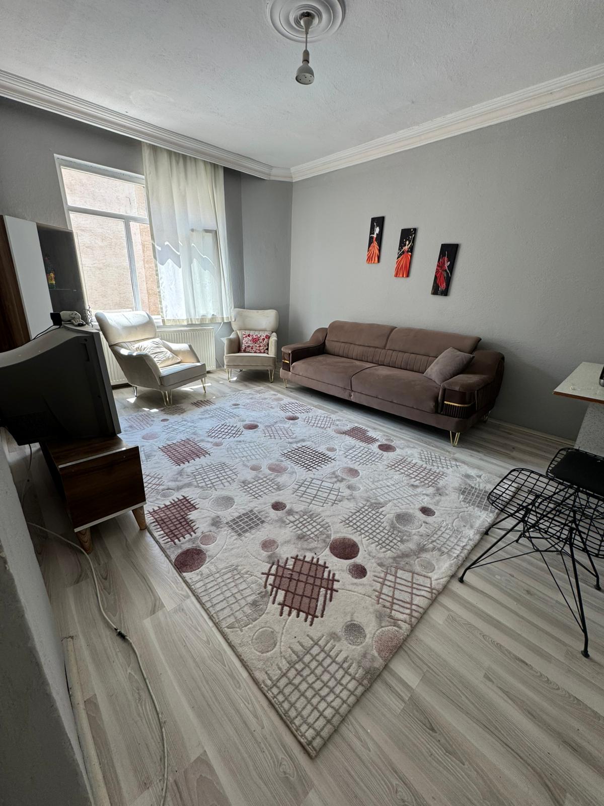 EŞYALI KİRALIK APART  FENARİ MAHALLESİNDE   ÇARŞI MERKEZDE  1+1 GENİŞ  BAGIMSIZ MUTFAK  BALKON MEVCUT 