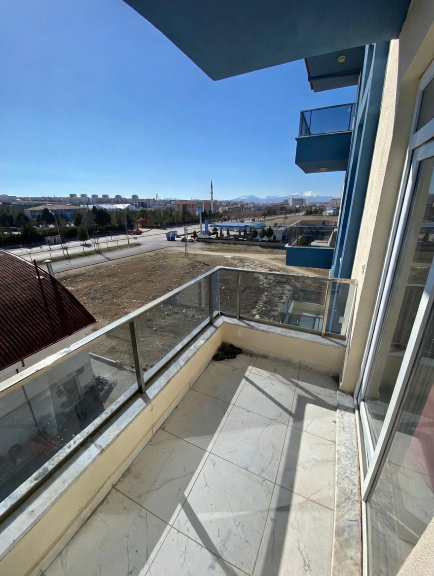 1+1 GENİŞ  BALKONLU  ÜNİVERSİTE KARŞISINDA  SİTE İÇERİSİNDE YÖNETİMLİ