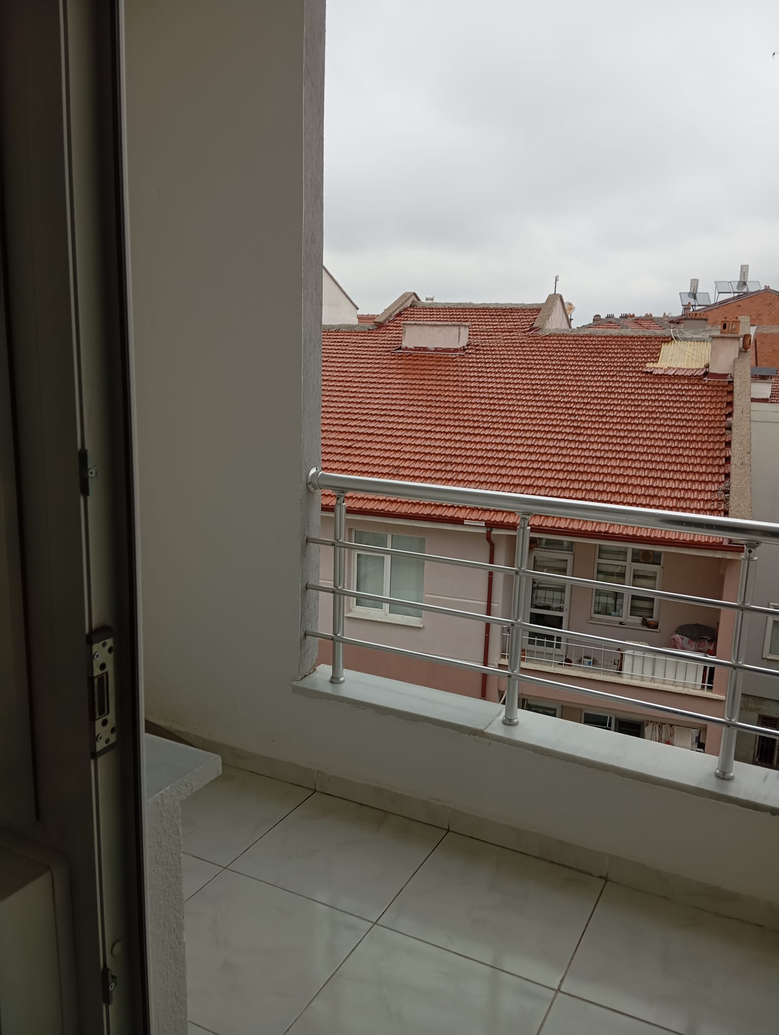 ABBAS MAHALLESİNDE  2+1   70 M2 NET  3 KATLI BİNANIN 3 KATI