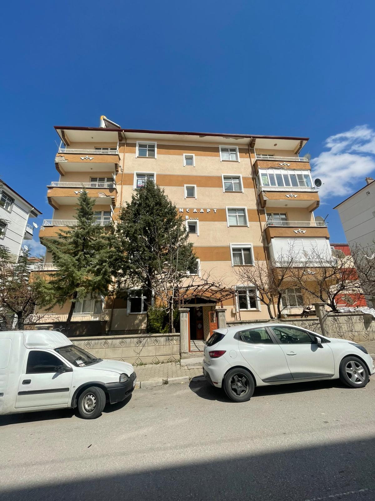 GEVHER HATUN MAHALLESİNDE  3+1 150 M2   4 KATLININ 3.KATINDA