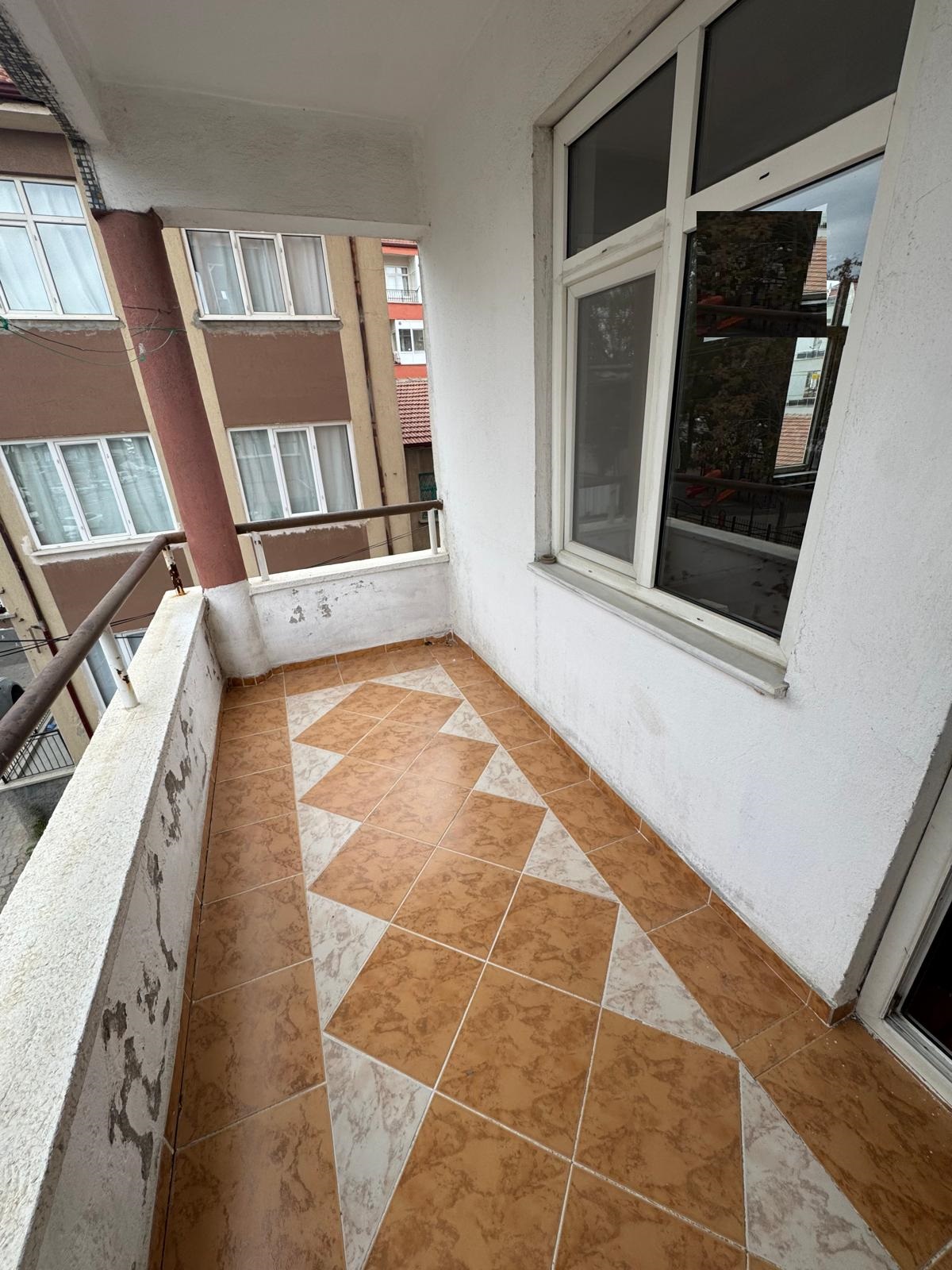 ABBAS MAHALLESİ  3+1 150  M2 ARA KAT 