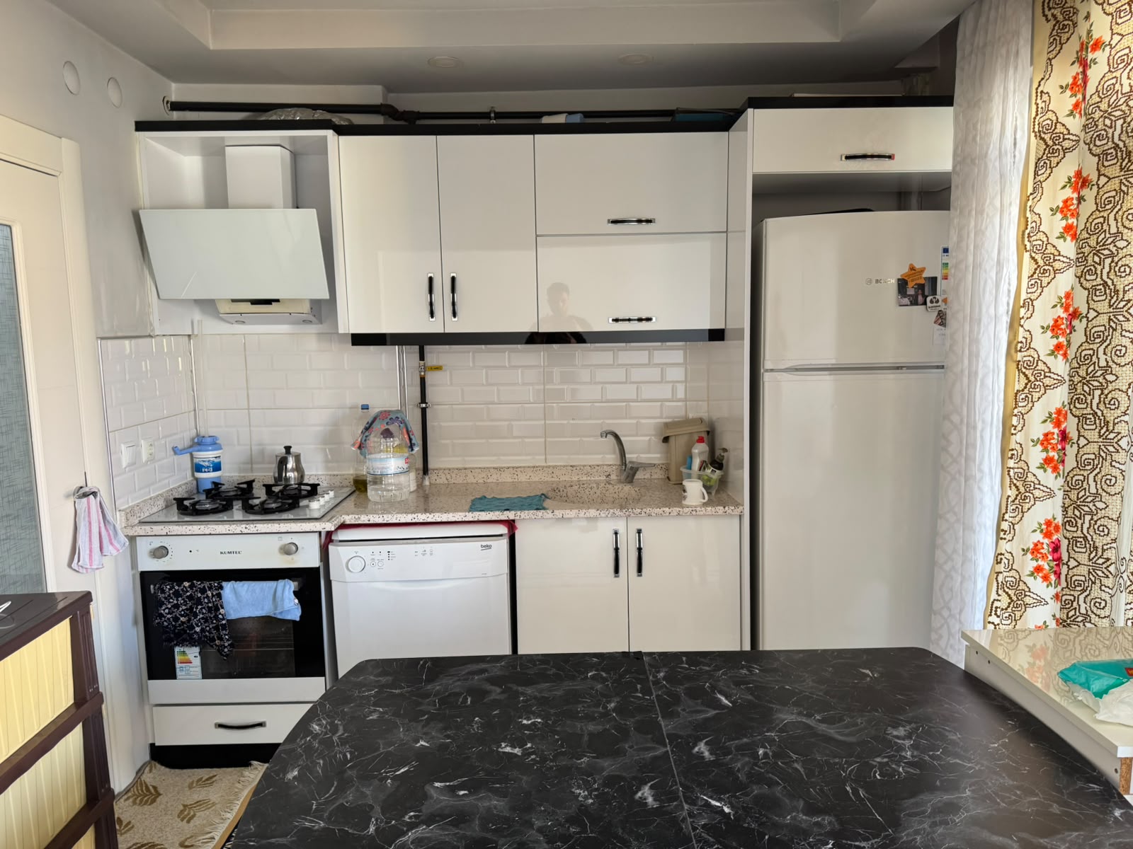 ABBAS MAHALLESİNDE  2+1    80M2  3 KATLININ 3 KATI  MUTFAKLA SALON ARASI AÇIK