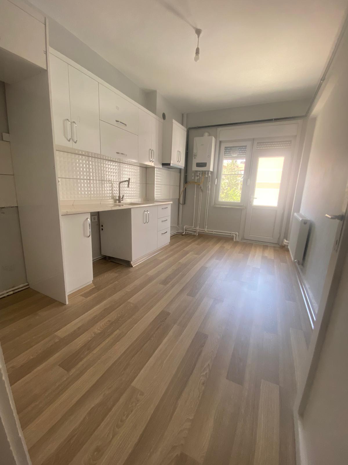 VALİDE SULTAN MAHALLESİNDE  3+1    140M2  3 KATLININ 2 KATI  MUTFAK TEZGAHI YENİ