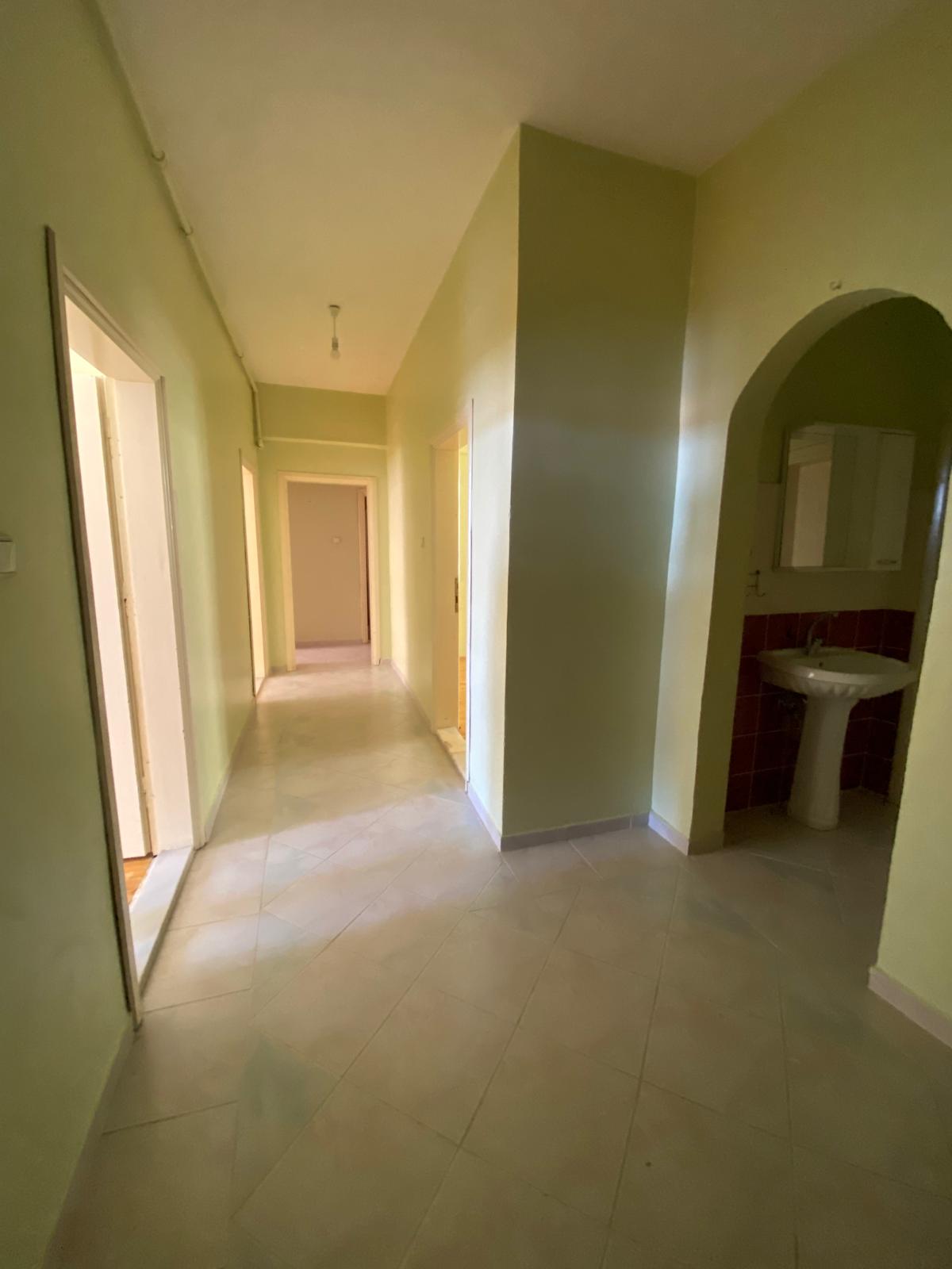 ÇARŞI İÇİNDE  YAPARLAR ARKASINDA  3+1    140M2  4 KATLININ 3 KATI (ARA KAT)