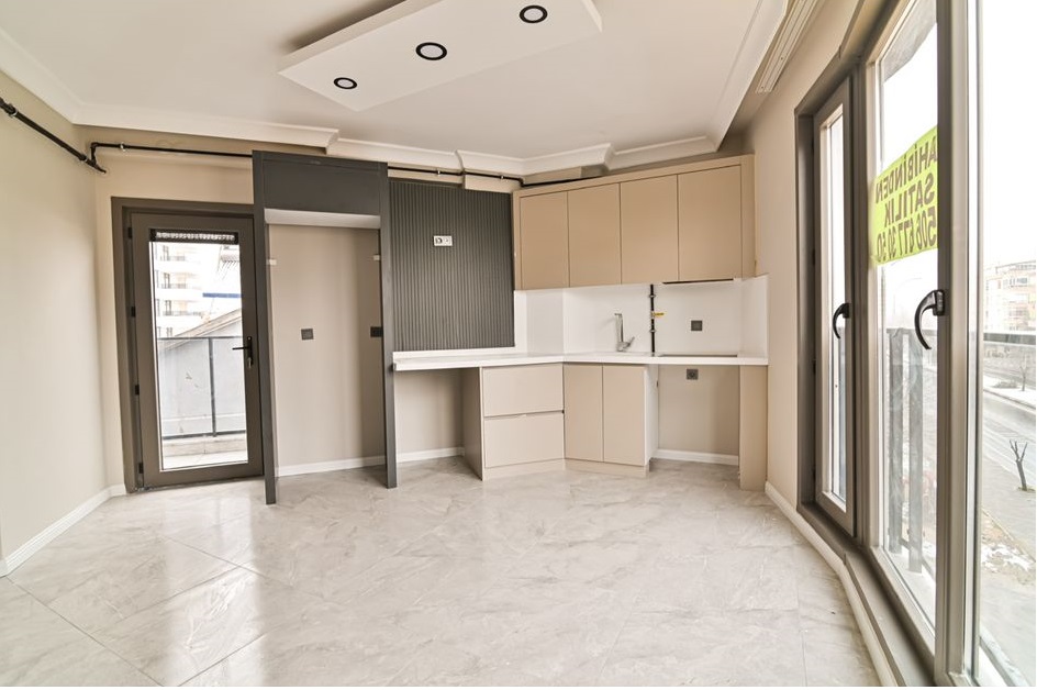 VALİDE SULTAN MAHALLESİNDE 2+1 80 M2