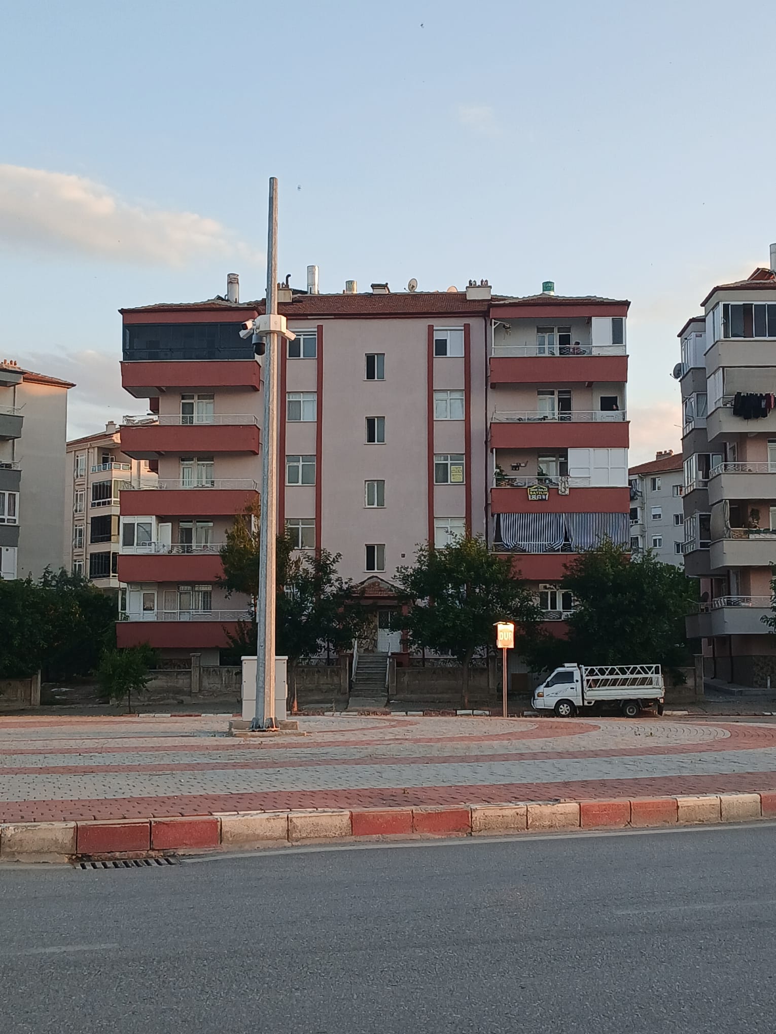 GEVHER HATUN MAHALLESİNDE  3+1   140 M2  3 KAT    KUZEY BATI GÜNEY CEPHELİ