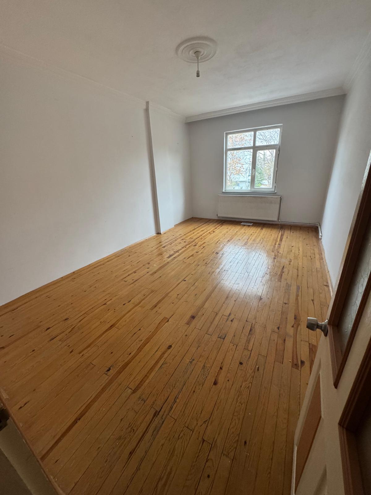 ABBAS MAHALLESİ  3+1 150  M2 ARA KAT 