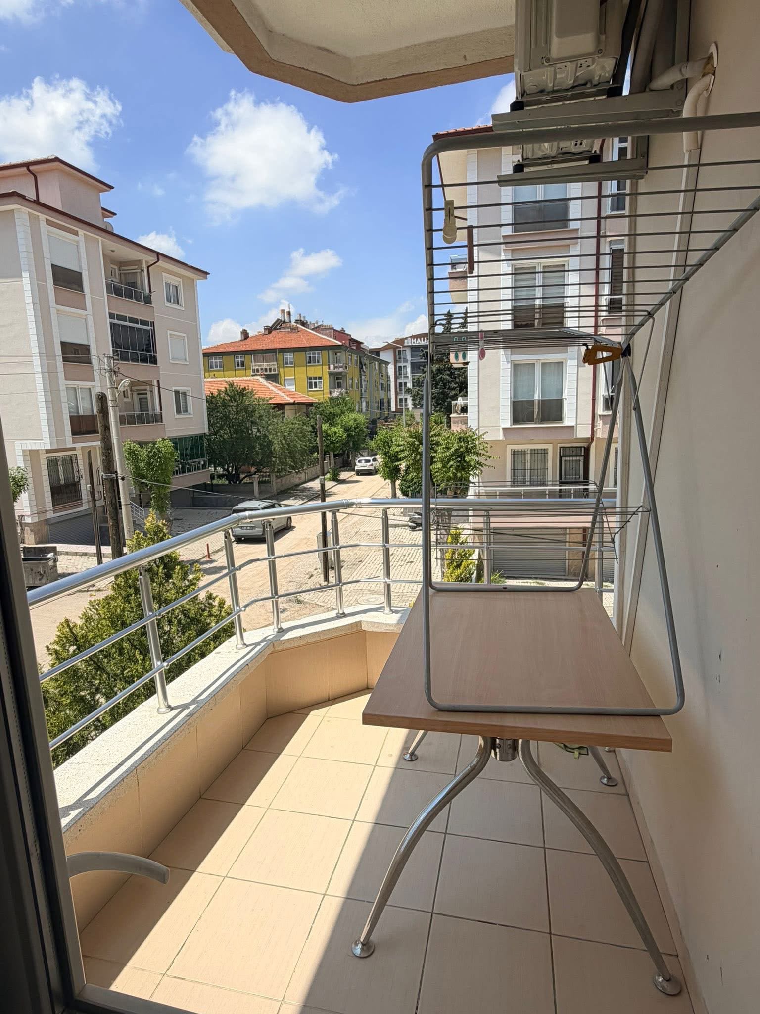 RAUFDENKTŞ MAHALLESİNDE  3+1      170M2  SALONDA KLİMA MEVCUT  4 KATLININ 2 KATI