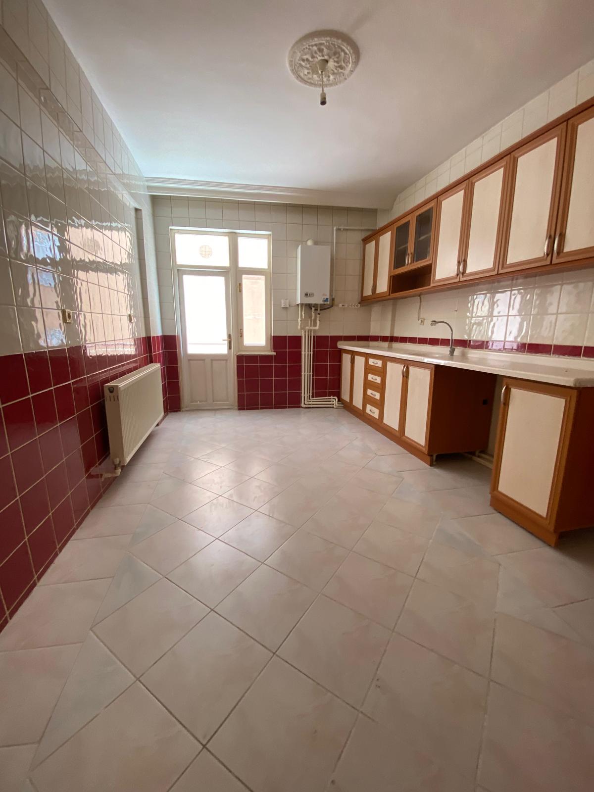 ÇARŞI İÇİNDE  YAPARLAR ARKASINDA  3+1    140M2  4 KATLININ 3 KATI (ARA KAT)