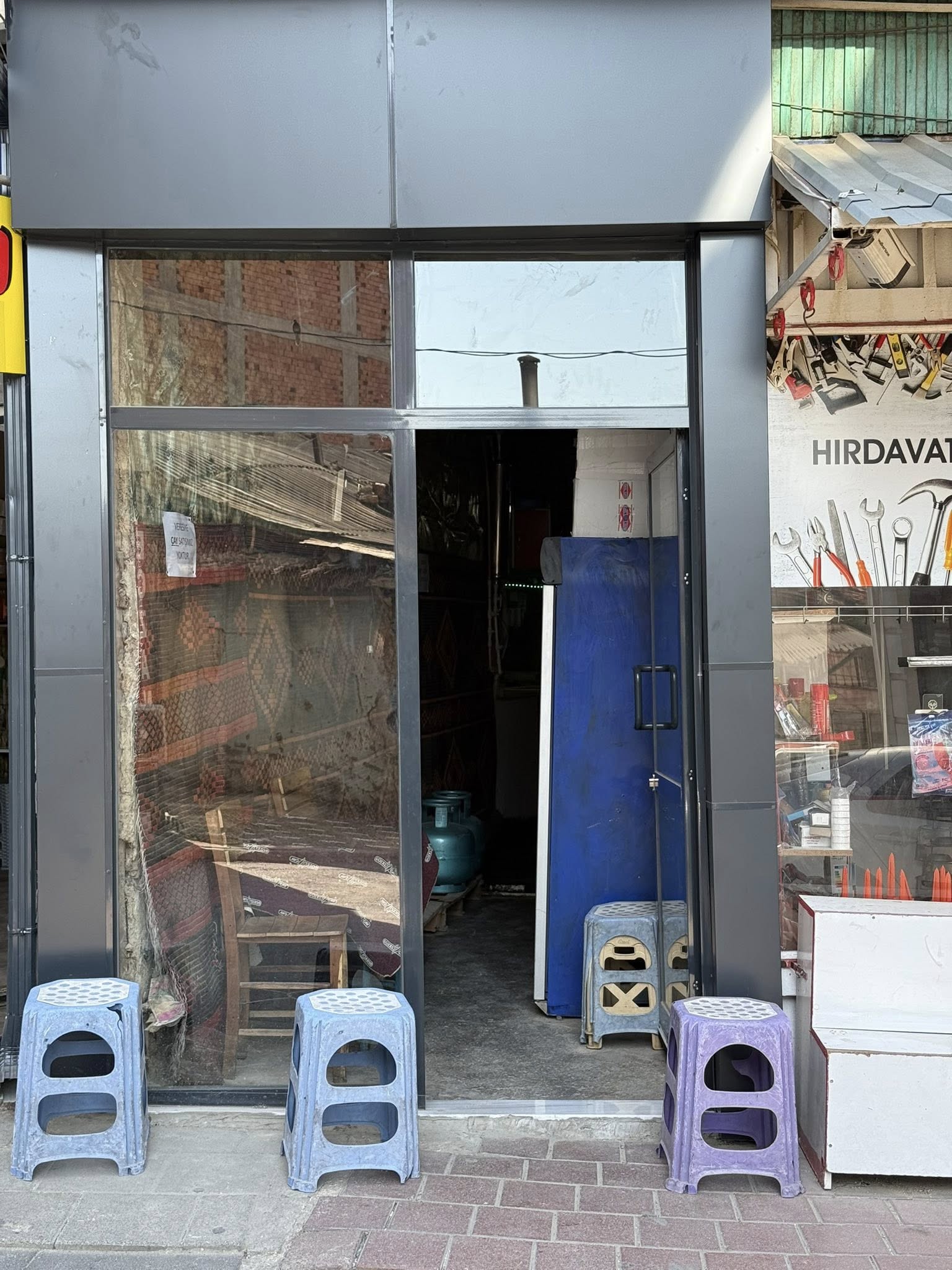 TAHSİN ÜNAL MAHALLESİNDE SATILIK 19 M2 DÜKKAN