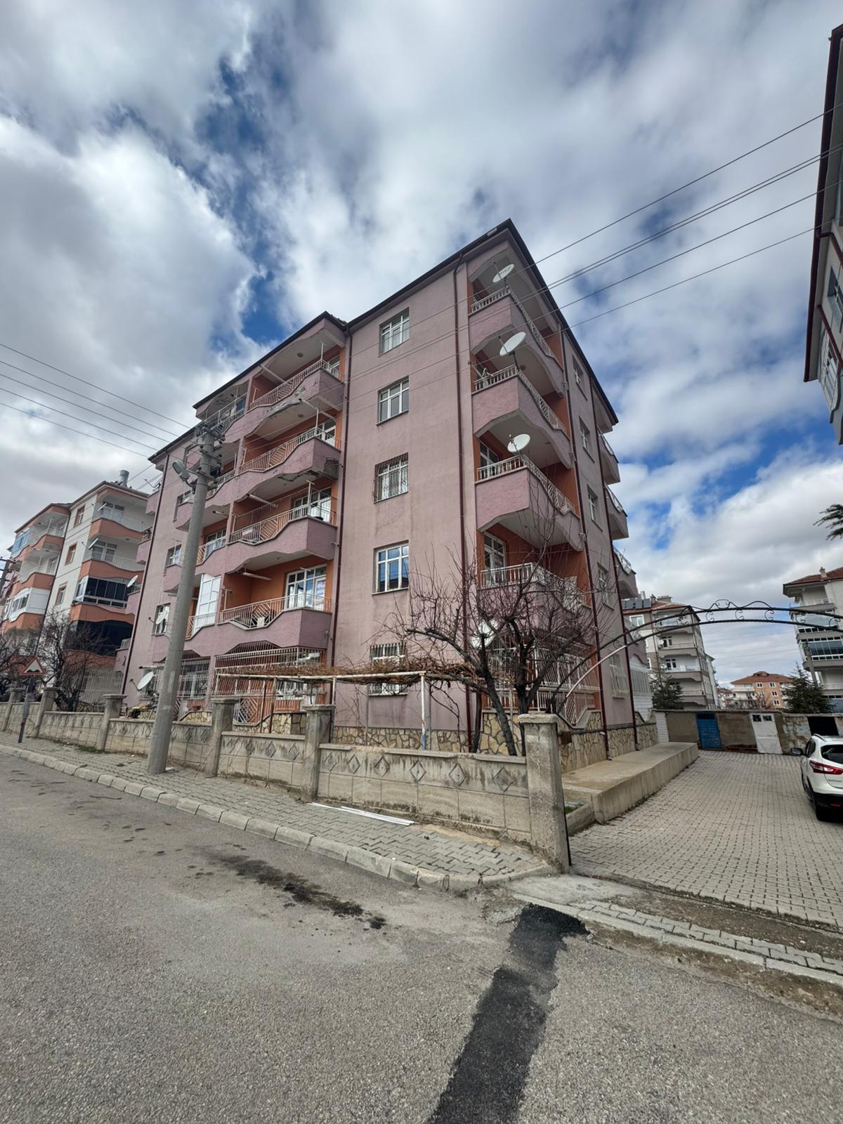 GEVHER HATUN MALLESİNDE  3+1 150M2  ARA KAT