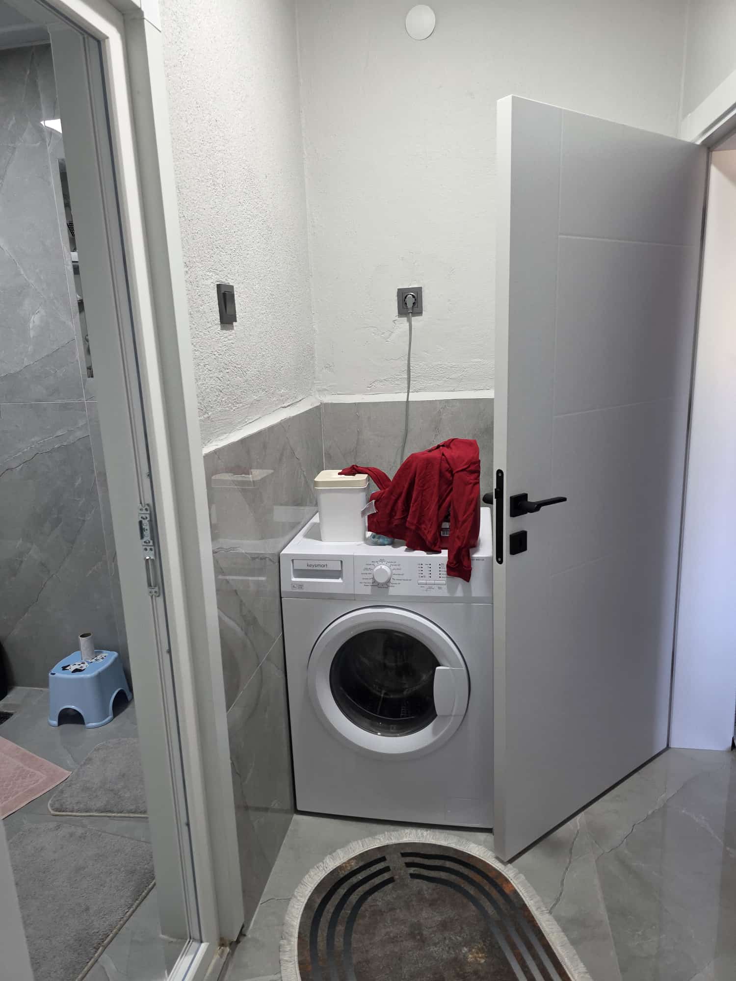 TOPUCAK MAHALLESİNDE  3+1     197M2  3 KATLININ 2 KATI (ARA KAT)  İÇERİSİ KOMPLE YAPILI