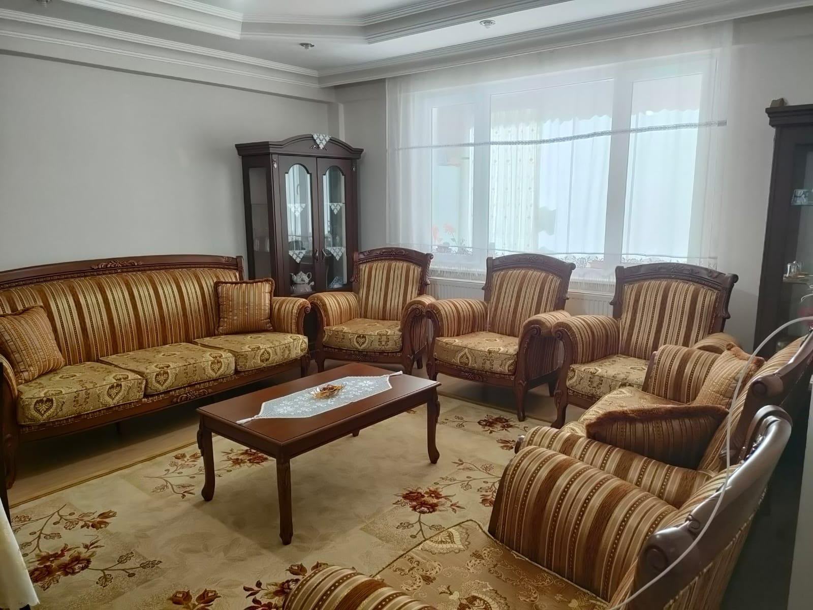 MAHMUDİYE MAHALLESİNDE  3+1    145M2  ZEMİN KAT YÜKSEK GİRİŞ  CAM BALKONLU
