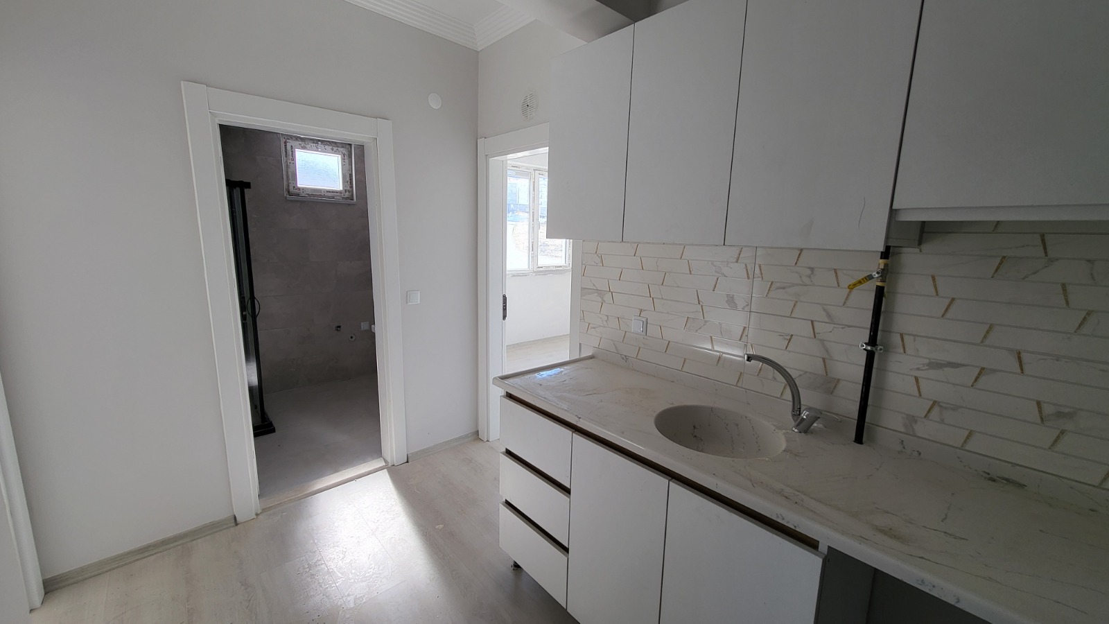 TABDUK EMRE MAHALLESİNDE  APART  1+1 BALKONLU  BAGIMSIZ MUTFAK