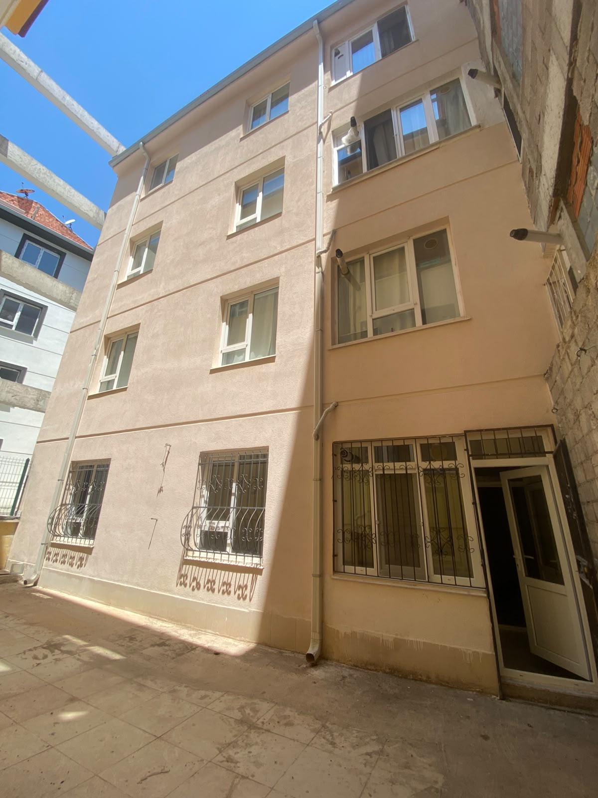 CUMARTESİ PAZARI CİVARINDA  3+1     140M2  2 BALKON     KİLER MEVCUT  DAİREYE AİT BÜYÜK AVLUSU VAR