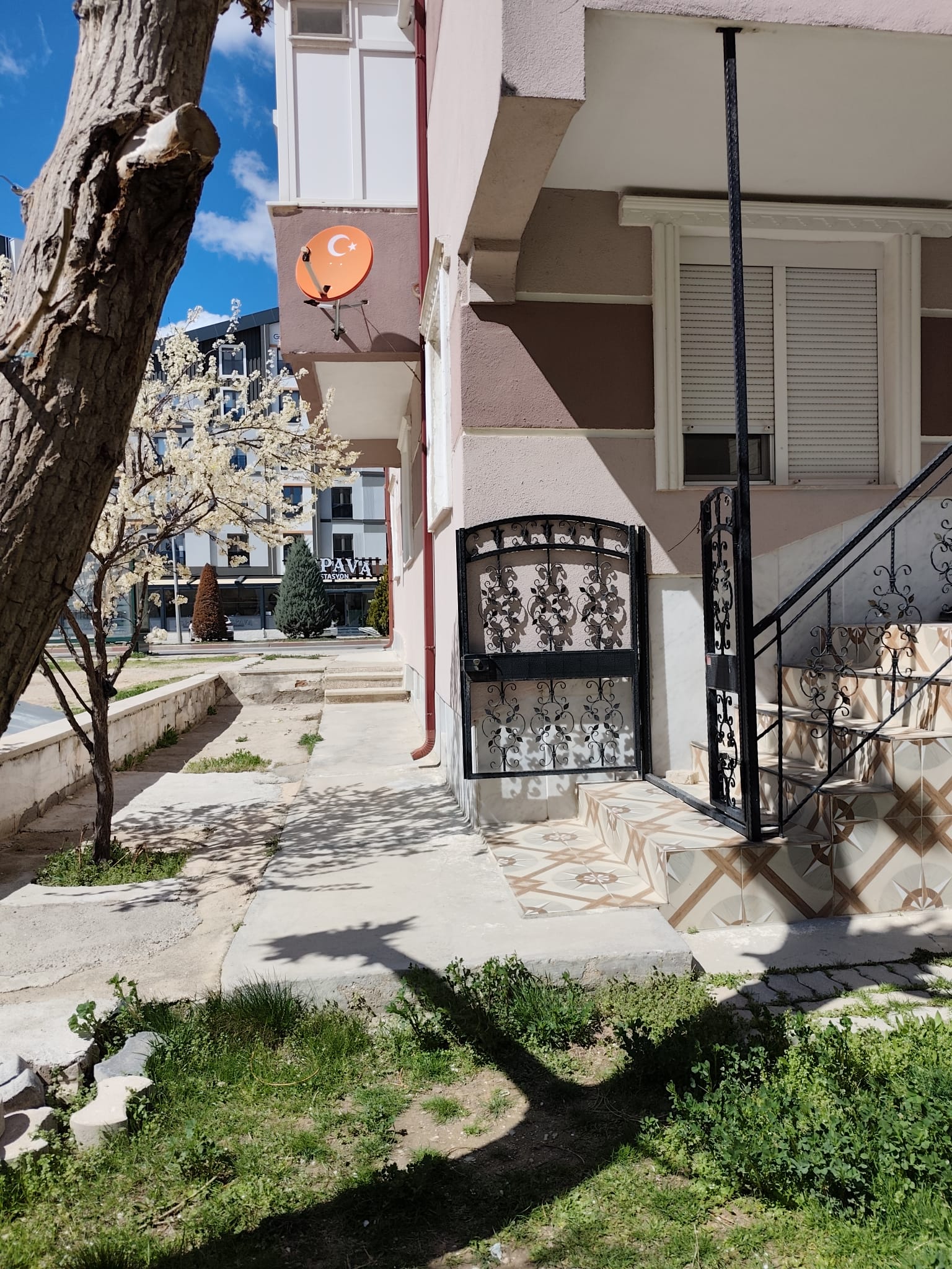 VALİDE SULTAN MAHALLESİNDE  2+1   130M2