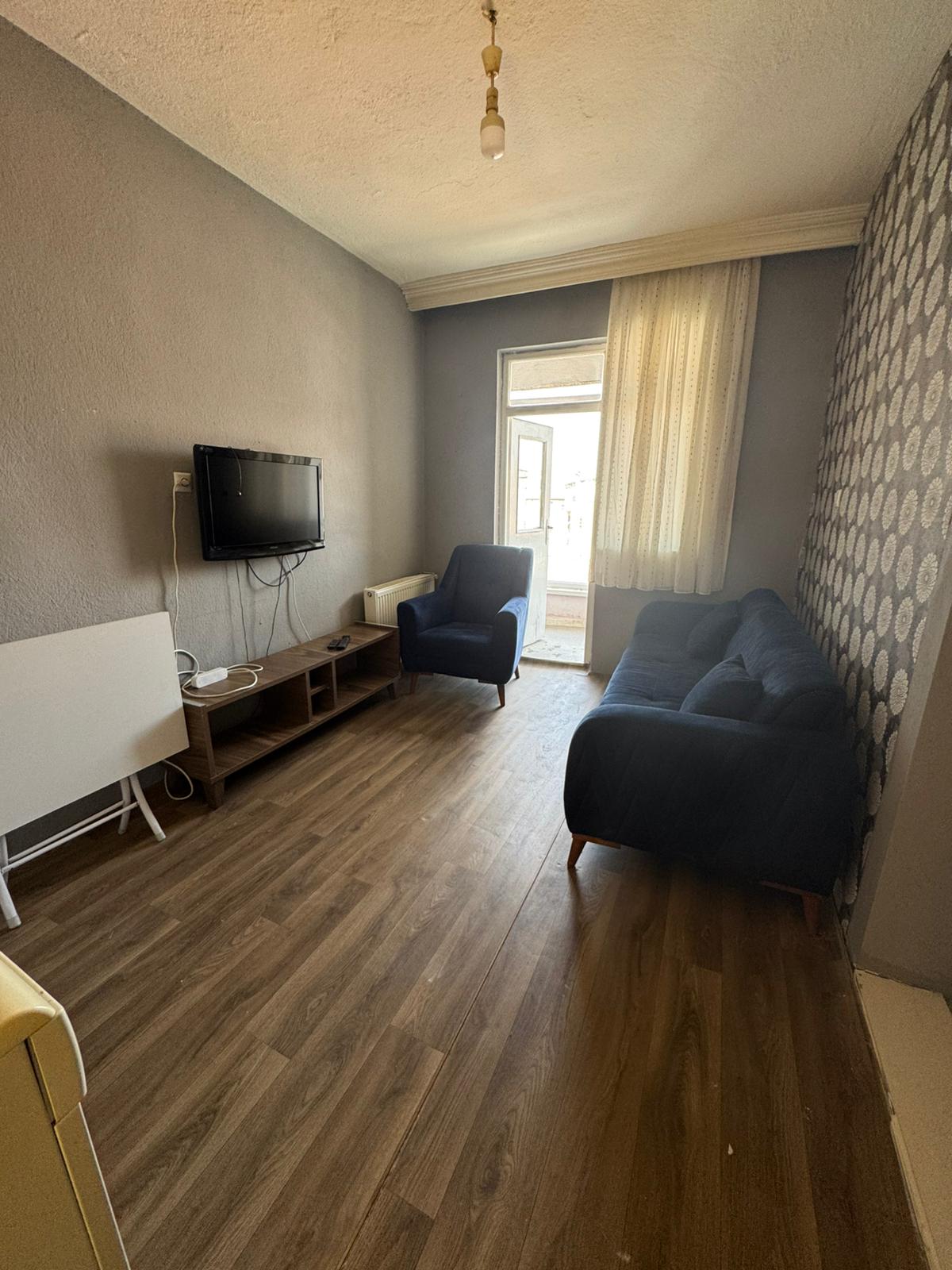 FENARİ MAHALLESİNDE  ÇARŞI MERKEZDE  1+1 GENİŞ  BAGIMSIZ MUTFAK  BALKON MEVCUT 