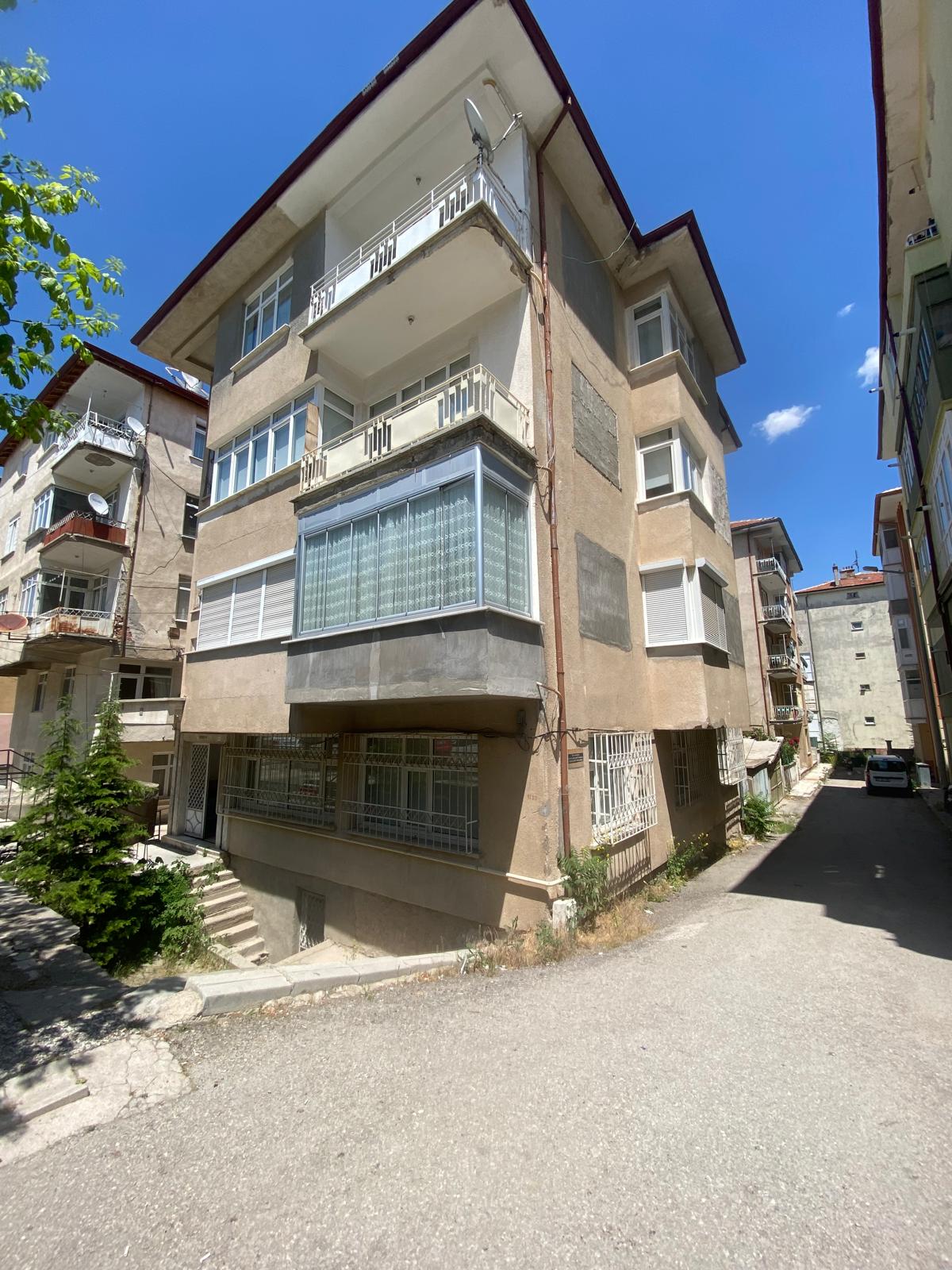 1 İSTASYON CADDESİNDE  3+1 DEN BOZMA 2+1  ANA YOL ÜZERİ
