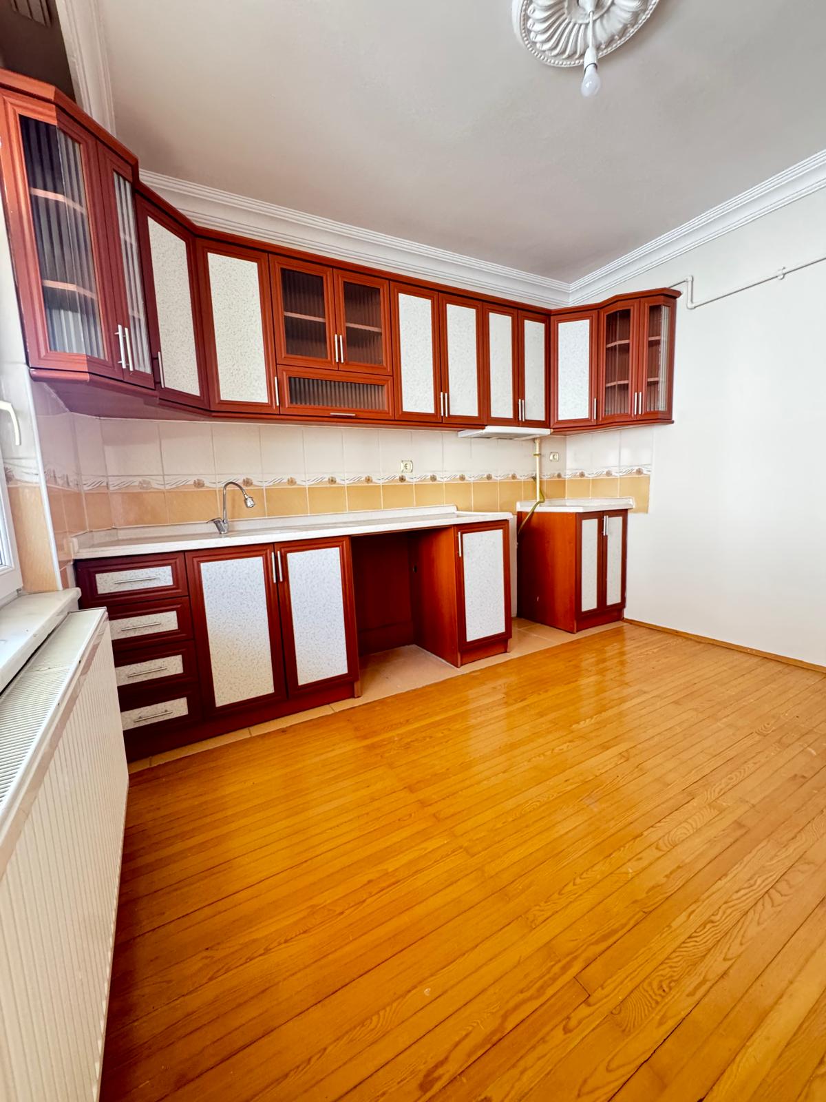 BEYAZKENT MAHALLESİNDE  2+1  135 M2 ARA KAT