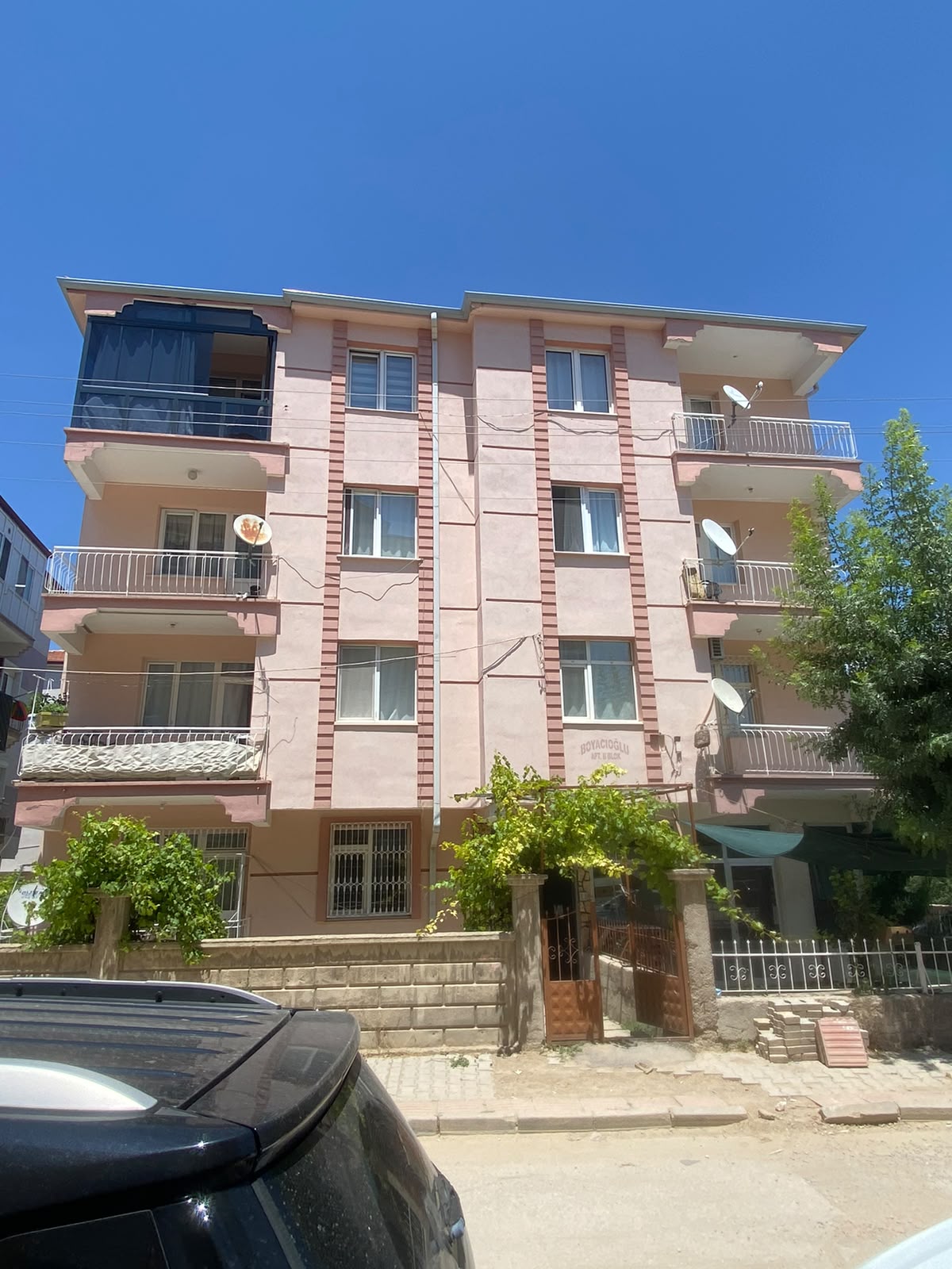 ALİŞAHANE MAHALLESİNDE  3+1     135M2  4 KATLININ 1 KATI  BAHÇELİ