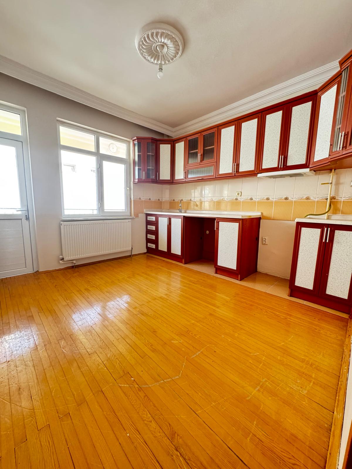 BEYAZKENT MAHALLESİNDE  2+1  135 M2 ARA KAT
