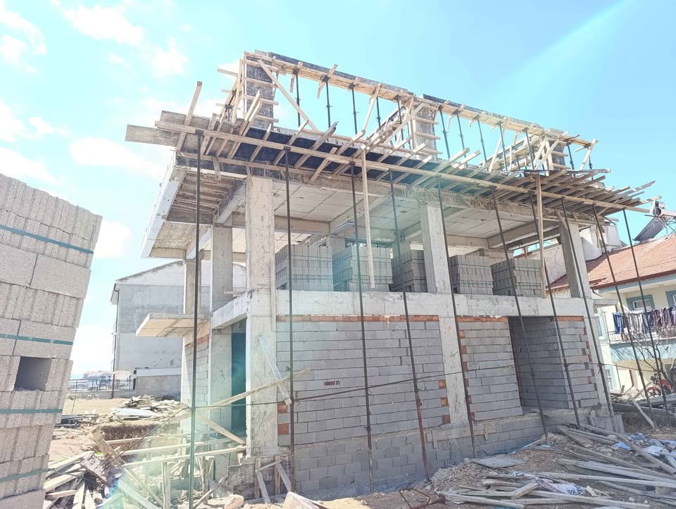 DEVLET HASTANESİ KARŞISINDA