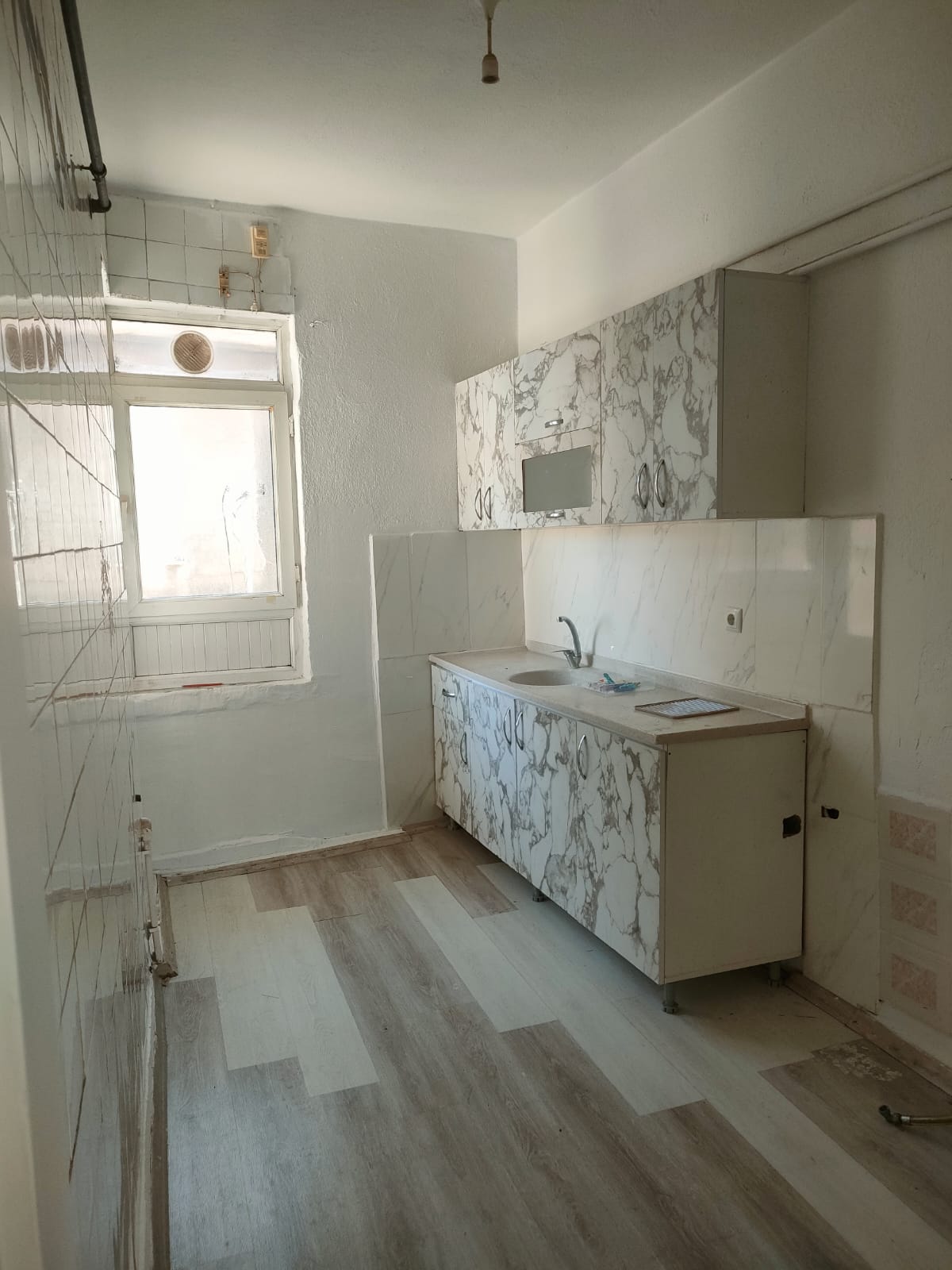  AHİOSMAN  MAHALLESİNDE  3+1 DEN BOZMA 2+1  4 KATLININ 4 KATI