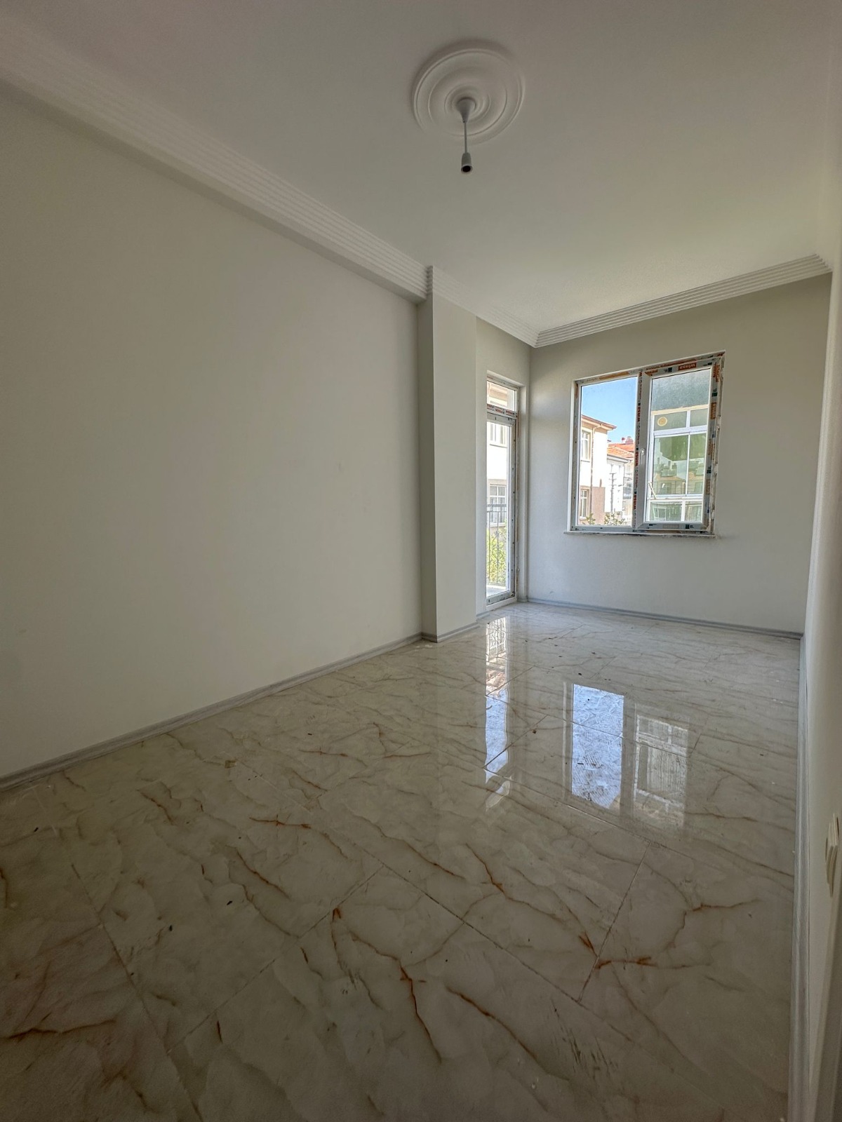 ŞEYH EDEBALİ MAHALLESİNDE  3 KATLININ 2 KATI ( ARA KAT )