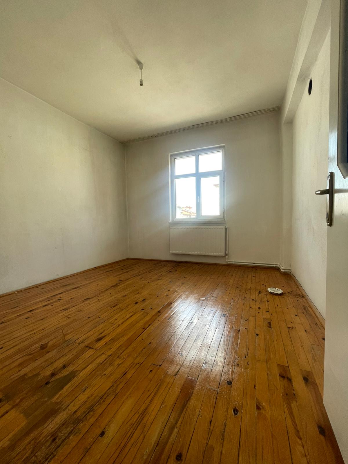 GEVHER HATUN MAHALLESİNDE  3+1 150 M2   4 KATLININ 3.KATINDA