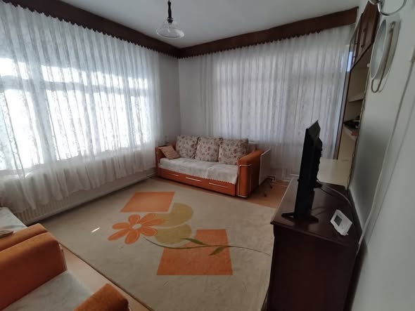 RAUFDENKTAŞ MAHALLESİNDE  2+1 110 M2  ARA KAT