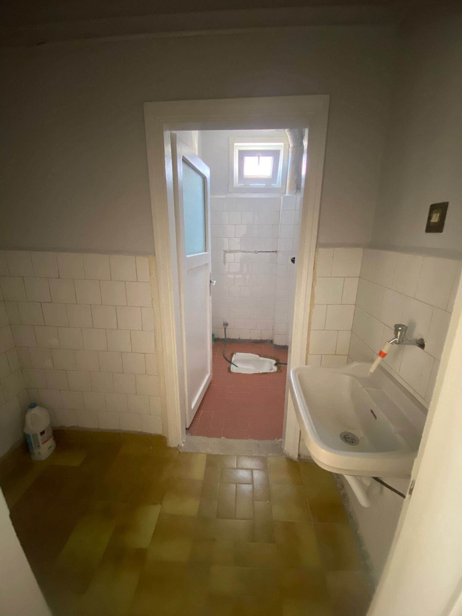 VALİDE SULTAN MAHALLESİNDE  3+1    140M2  3 KATLININ 2 KATI  MUTFAK TEZGAHI YENİ