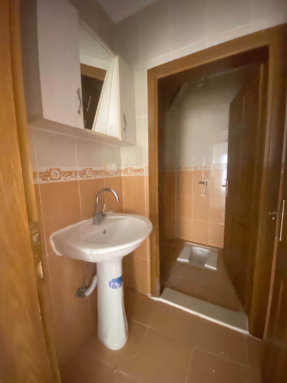 CUMARTESİ PAZARI CİVARINDA  3+1     140M2  2 BALKON     KİLER MEVCUT  DAİREYE AİT BÜYÜK AVLUSU VAR