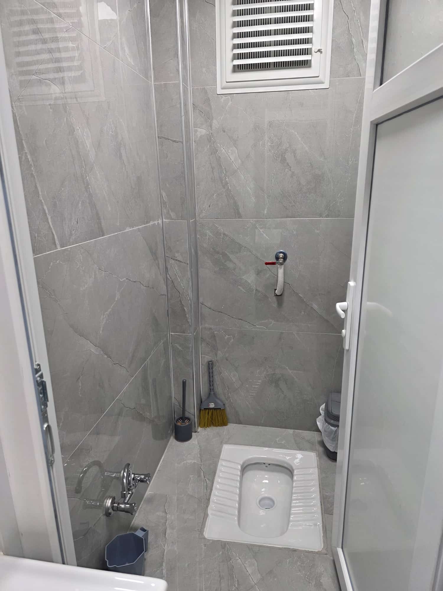 TOPUCAK MAHALLESİNDE  3+1     197M2  3 KATLININ 2 KATI (ARA KAT)  İÇERİSİ KOMPLE YAPILI
