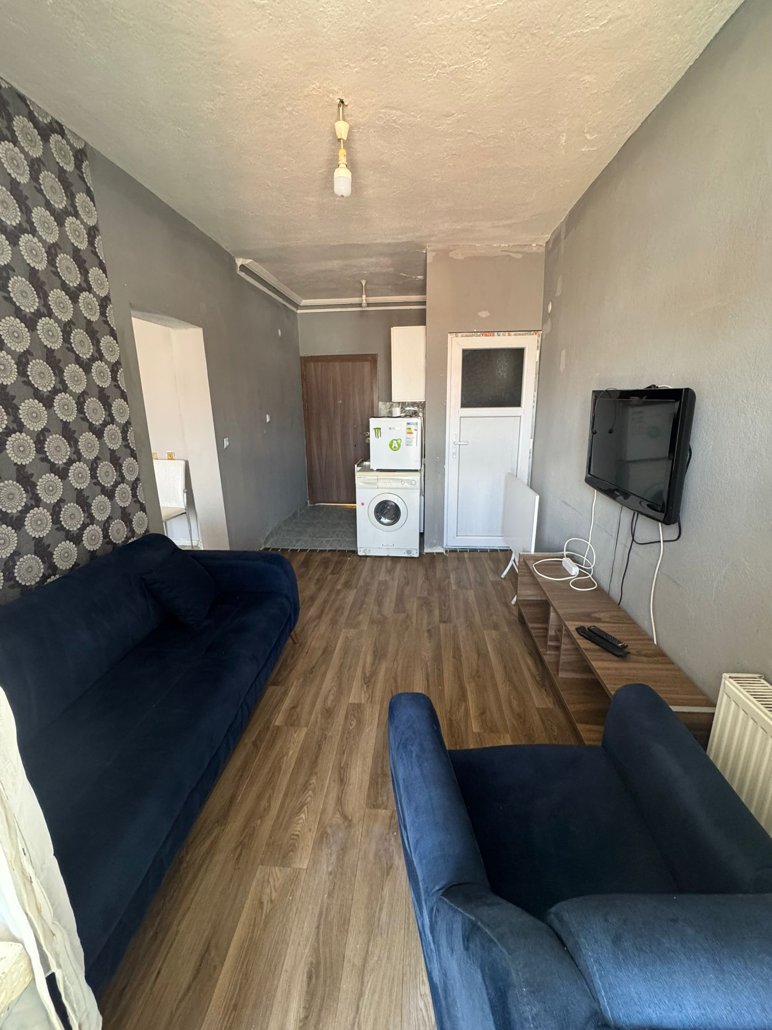 FENARİ MAHALLESİNDE  ÇARŞI MERKEZDE  1+1 GENİŞ  BAGIMSIZ MUTFAK  BALKON MEVCUT 