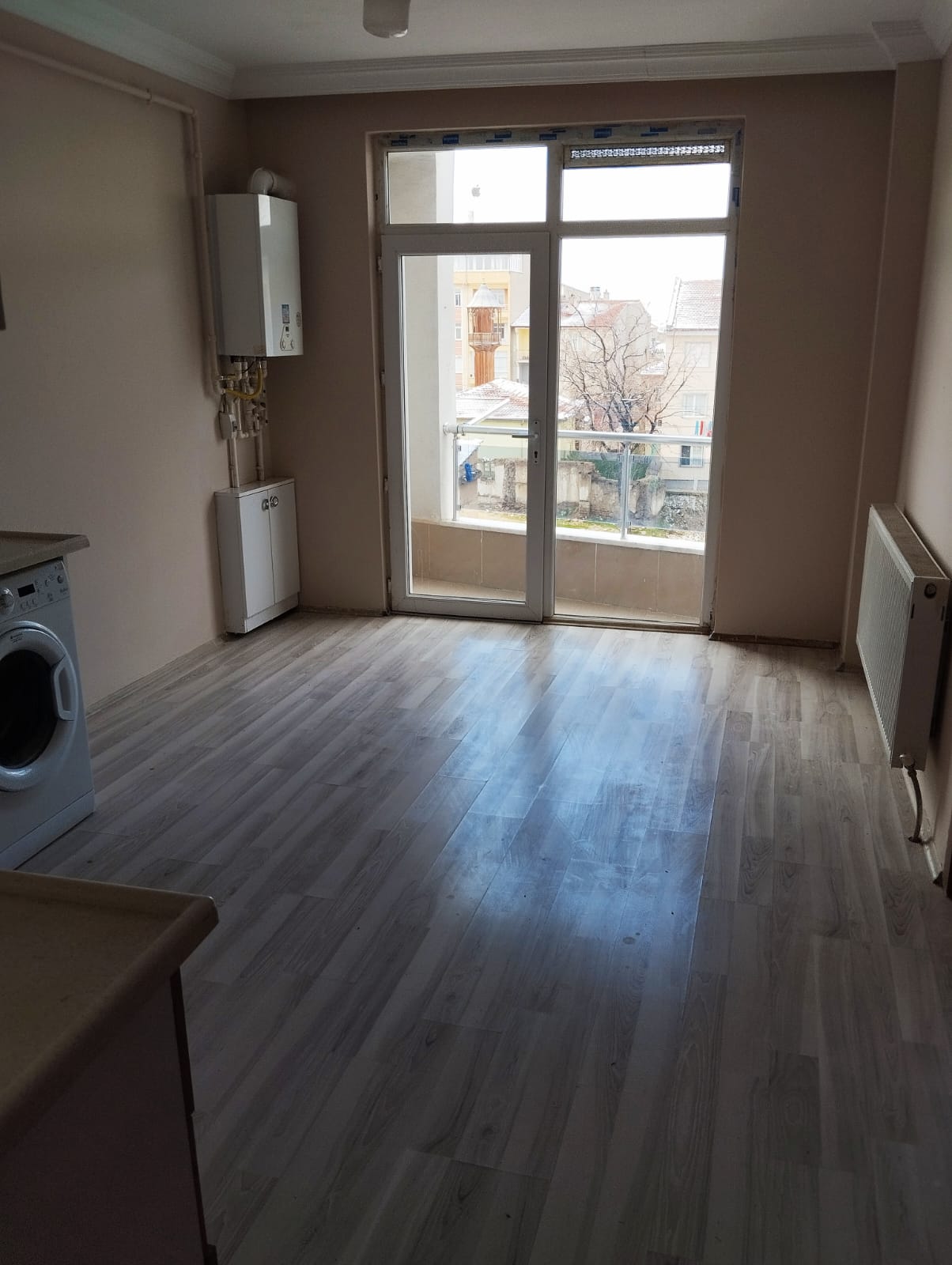 ABBAS MAHALLESİNDE  2+1   65 M2  ARA KAT